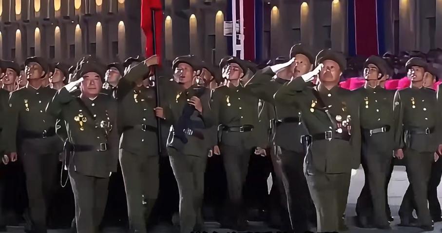 朝鲜为啥总爱半夜搞阅兵？这操作里是啥门道。
 

10月10日深夜，平壤金日成广