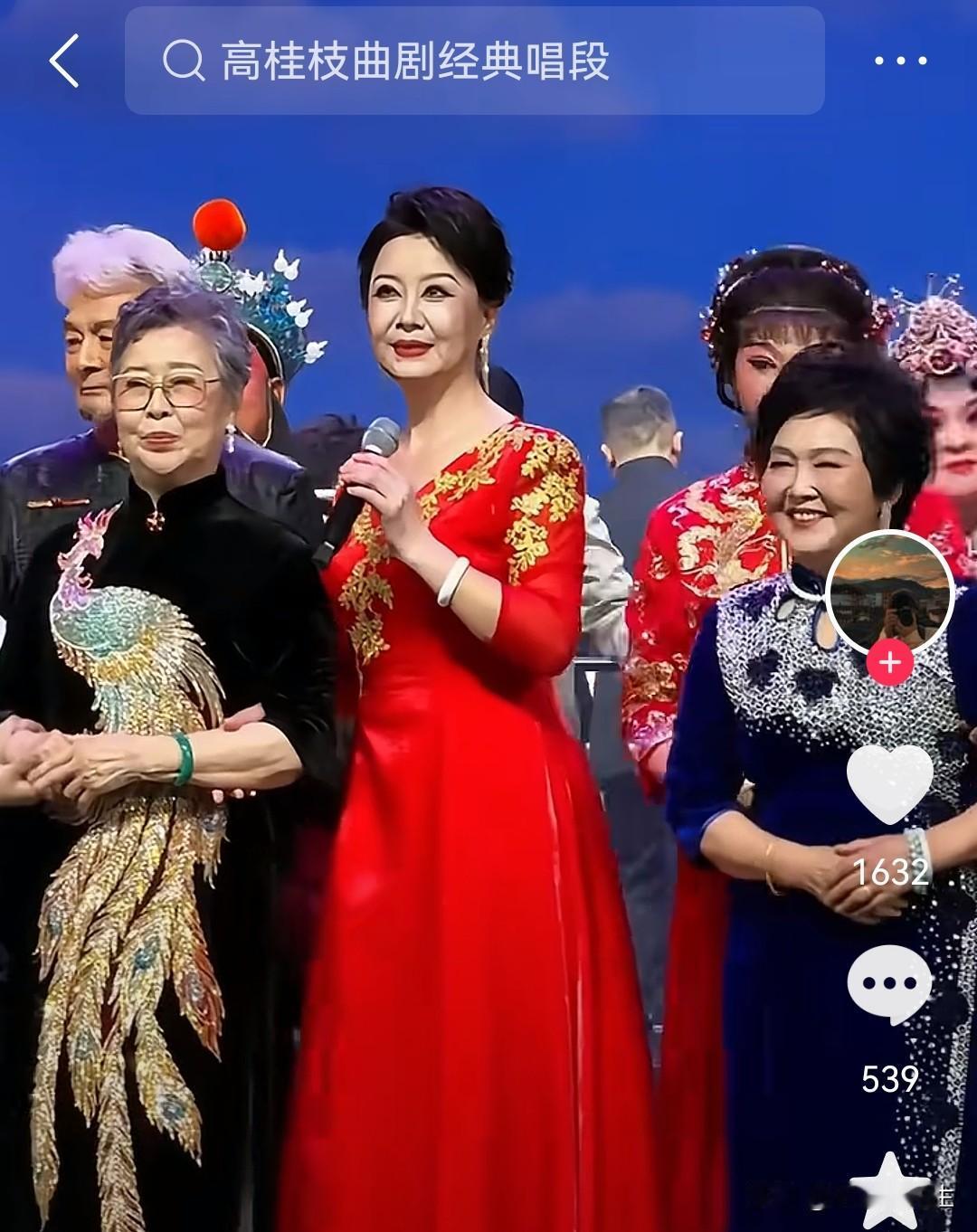 谁知道左边这个“黑凤凰”“挤派”艺术家是什么来头？是美国定居的吗？
旁边还有个孩