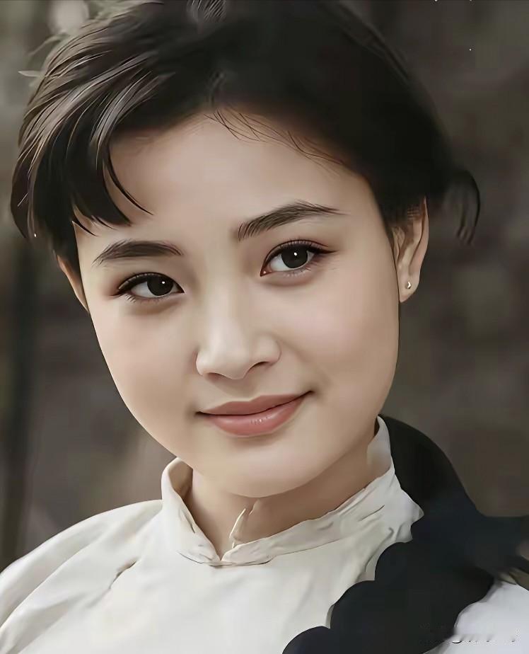 小时候看过她演的一部电影。虽然电影里的故事情节记不完整，但记住了这位身材有些胖脸