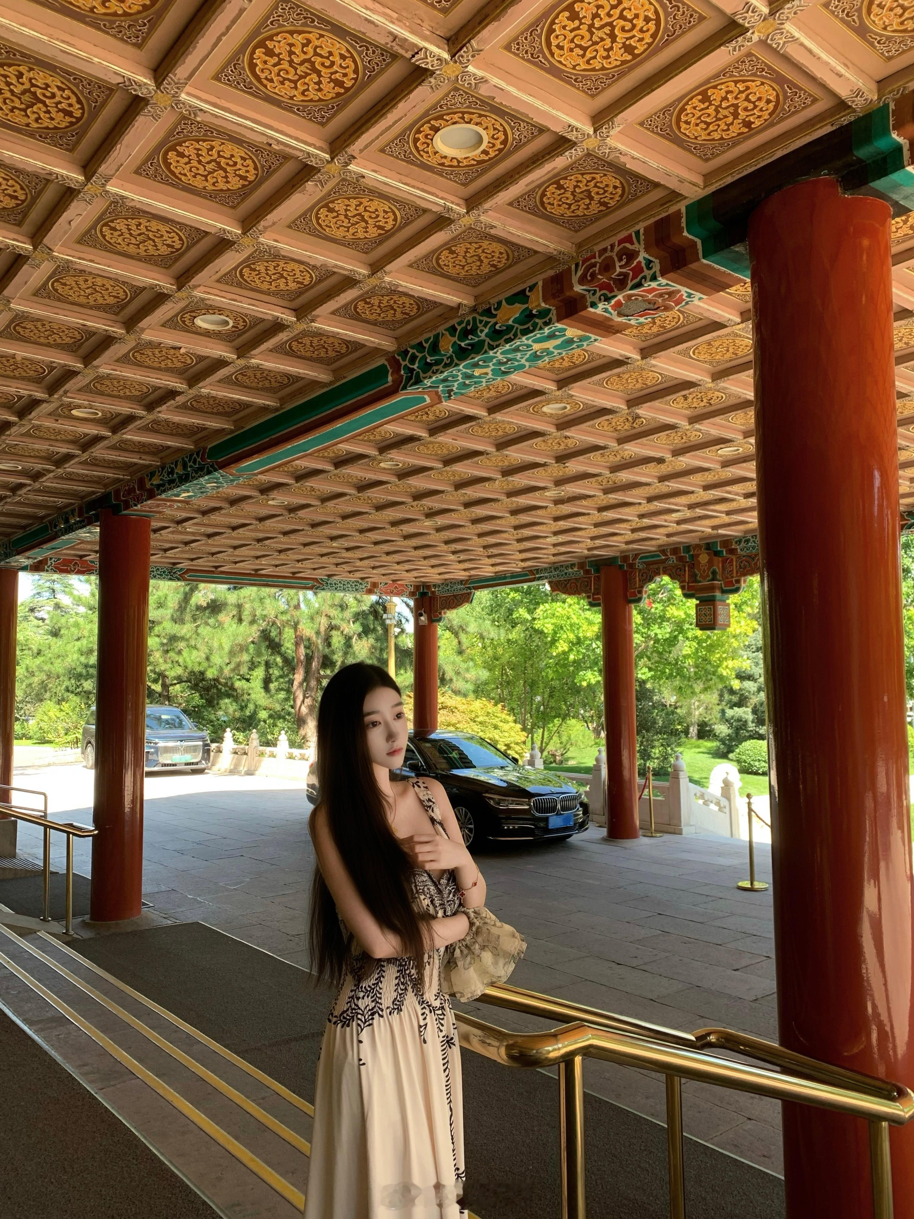 另外，你能来北京吗？我沉默了。她以为我不想去。 北京