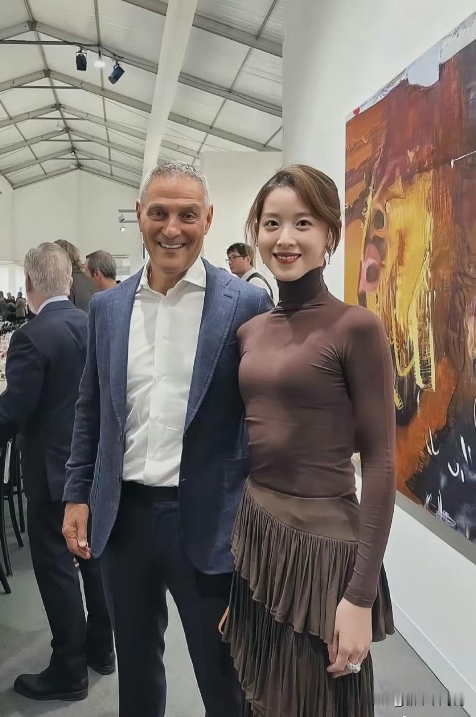 31岁“奶茶妹妹”章泽天，身材真是太“哇塞”了，穿着流苏下摆的针织裙的她，妩媚且