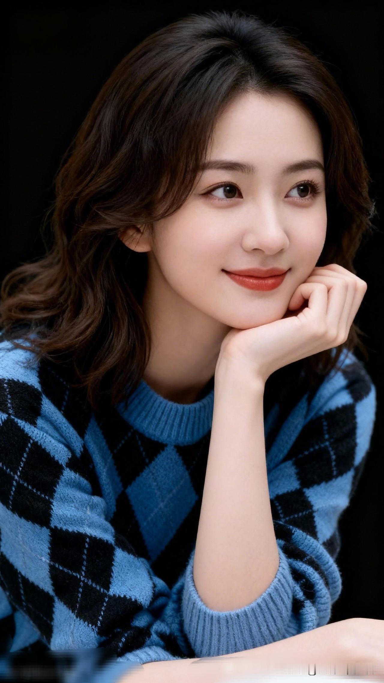 笑语盈盈暗香来，似水流年美如画。每天美丽照片分享 温柔甜美的冬日穿搭，蓝色格纹毛