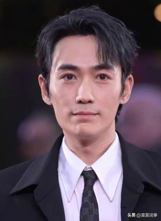 朱一龙长得眉清目秀，人缘好，演技真的是80后男演员的天花板，从电视剧演员转战到电