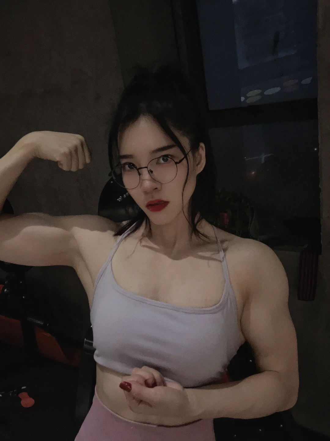 女宝们才不会嫉妒我，她们只会爱上我的肌肉！