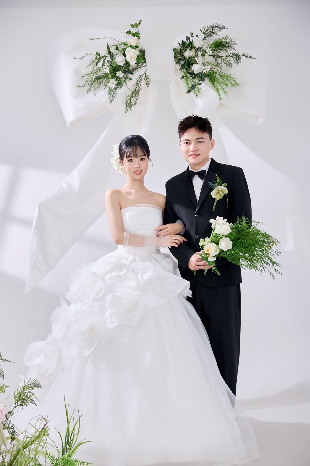 两个人的婚纱，是爱情最温柔的模样。🤍💍 这组双人情侣婚纱写真，没有繁复的布景