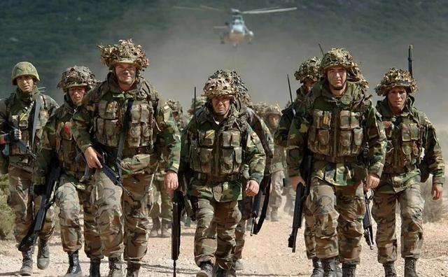 特朗普又一次躲过暗杀！白宫记者晚宴安检口爆发枪战，一名特勤局特工中弹。
华盛顿这