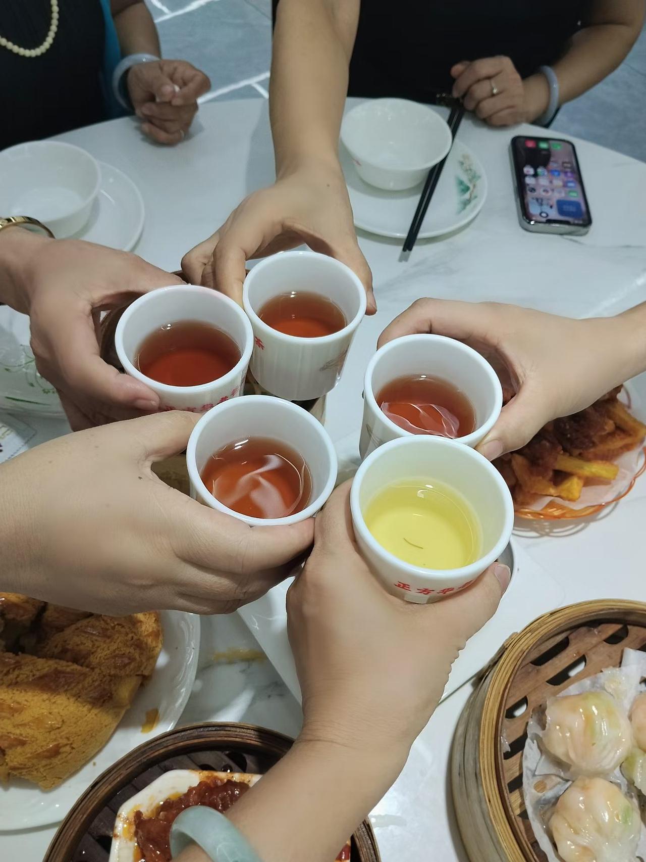 秋日生活打卡季 
       周末绕着家附近的3公里银杏步道走了一圈，风卷着桂
