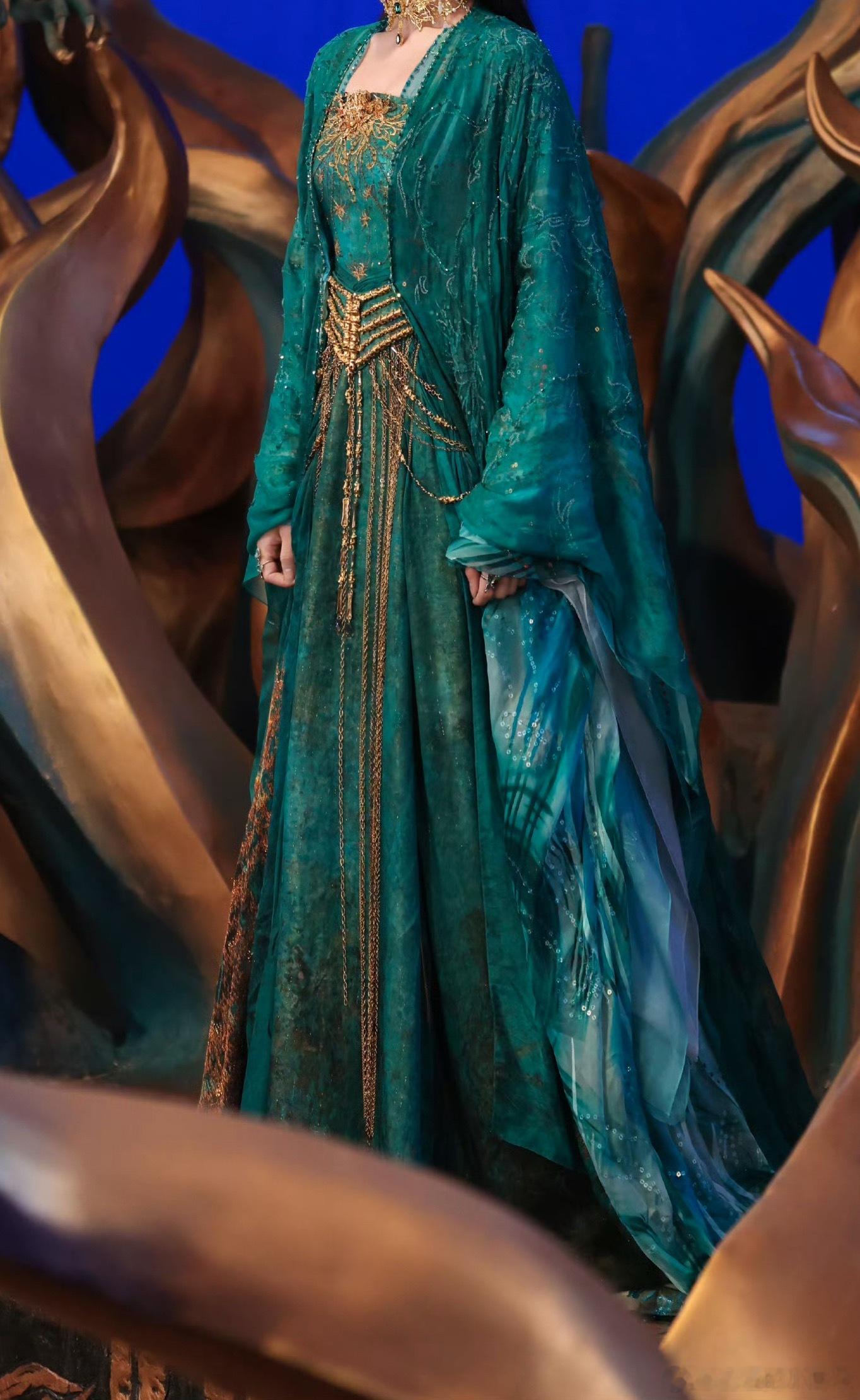 白日提灯最后这件绿色的衣服也蛮精致的 