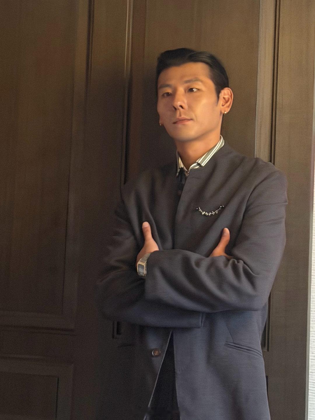 蒋奇明说外语的时候颜值都提升了哈哈哈哈哈谁懂啊，蒋奇明说外语的时候颜值都提升了 