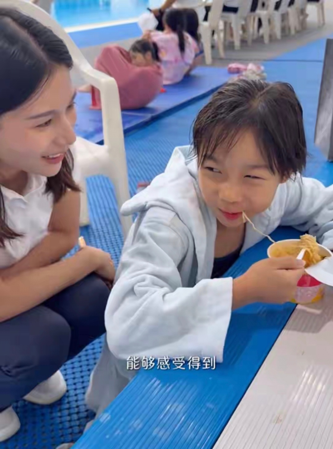 何姿秦凯女儿练跳水2年正式参加西安少年儿童跳水比赛，全家陪同，拿下1金1铜 