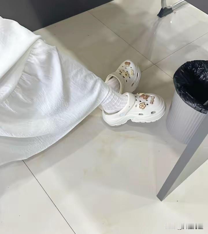 穿洞洞鞋不应该是光脚么？