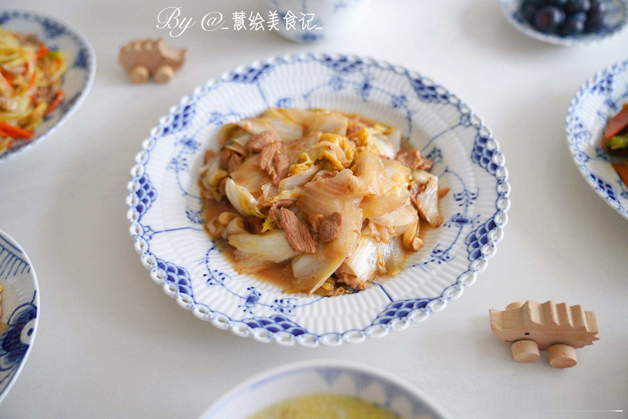 早饭炒三丝、娃娃菜炒肉、青椒小炒肉、洋葱炒鸡蛋、绿豆小米粥、蓝莓~新周愉快在家吃