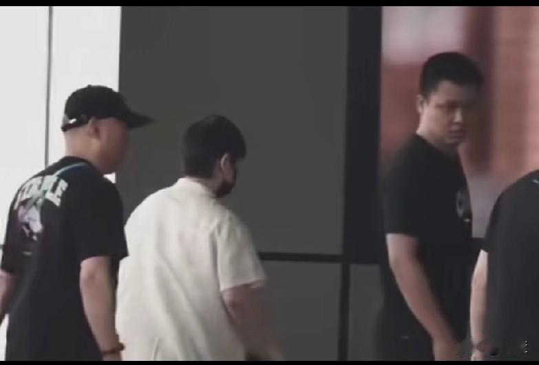 莎莎从长沙回北京的时候，是她的河北教练小杨教练亲自送去机场的！

小杨教练是真的