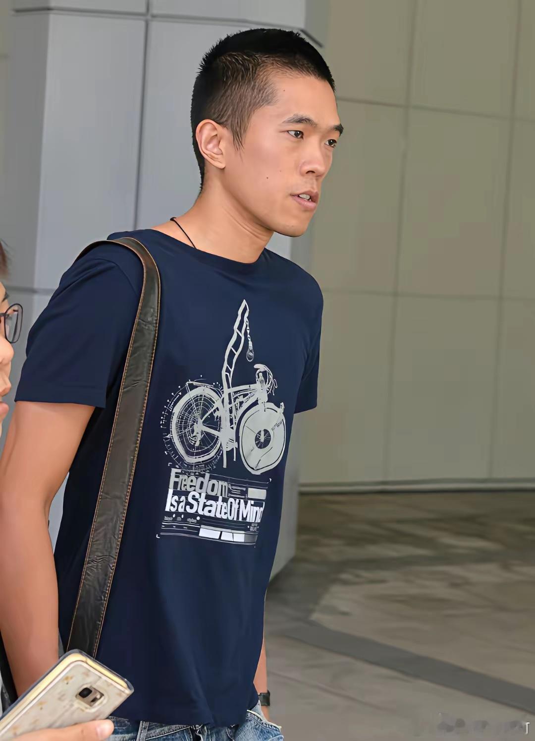 香港警察朱振国在执行任务时被歹徒割㗋！此后导致全身瘫痪，留院21年后不幸身故！歹