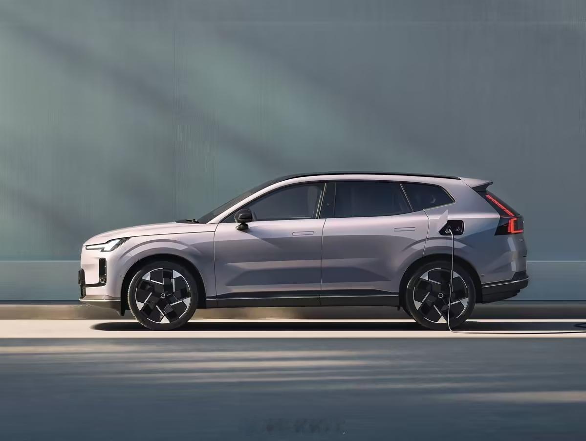 沃尔沃xc70冰封40天破冰而出 这是沃尔沃XC70在哈尔滨中央大街做的一场极寒