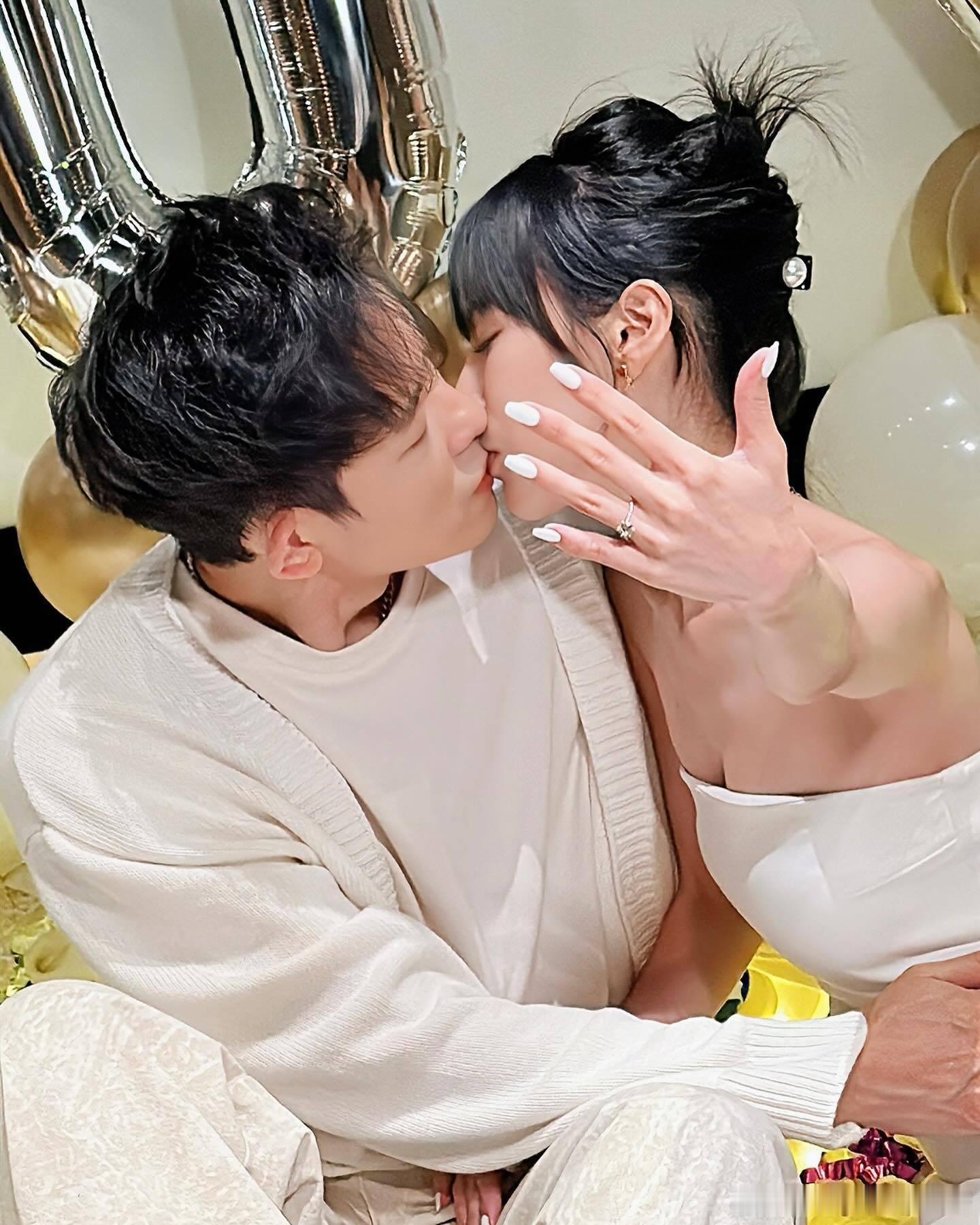 #敖犬补求婚成功##敖犬未婚妻秀钻戒# 敖犬补求婚成功，未婚妻晒钻戒甜喊：这天终