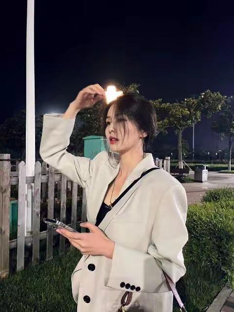 星光不负赶路人，山野终能容灵鹿。往后漫长时光，愿白鹿平安顺遂，自由随心，在热爱的