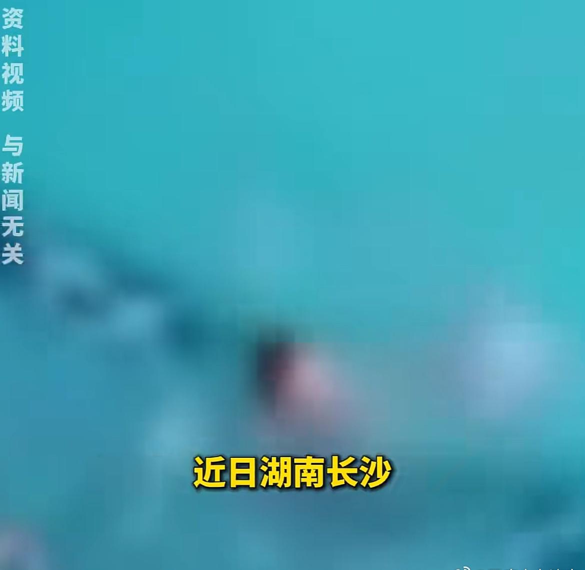 这事根本扯什么爸爸去换泳衣，就算家长暂时走开，这是正规游泳馆啊，救生员全程盯着人
