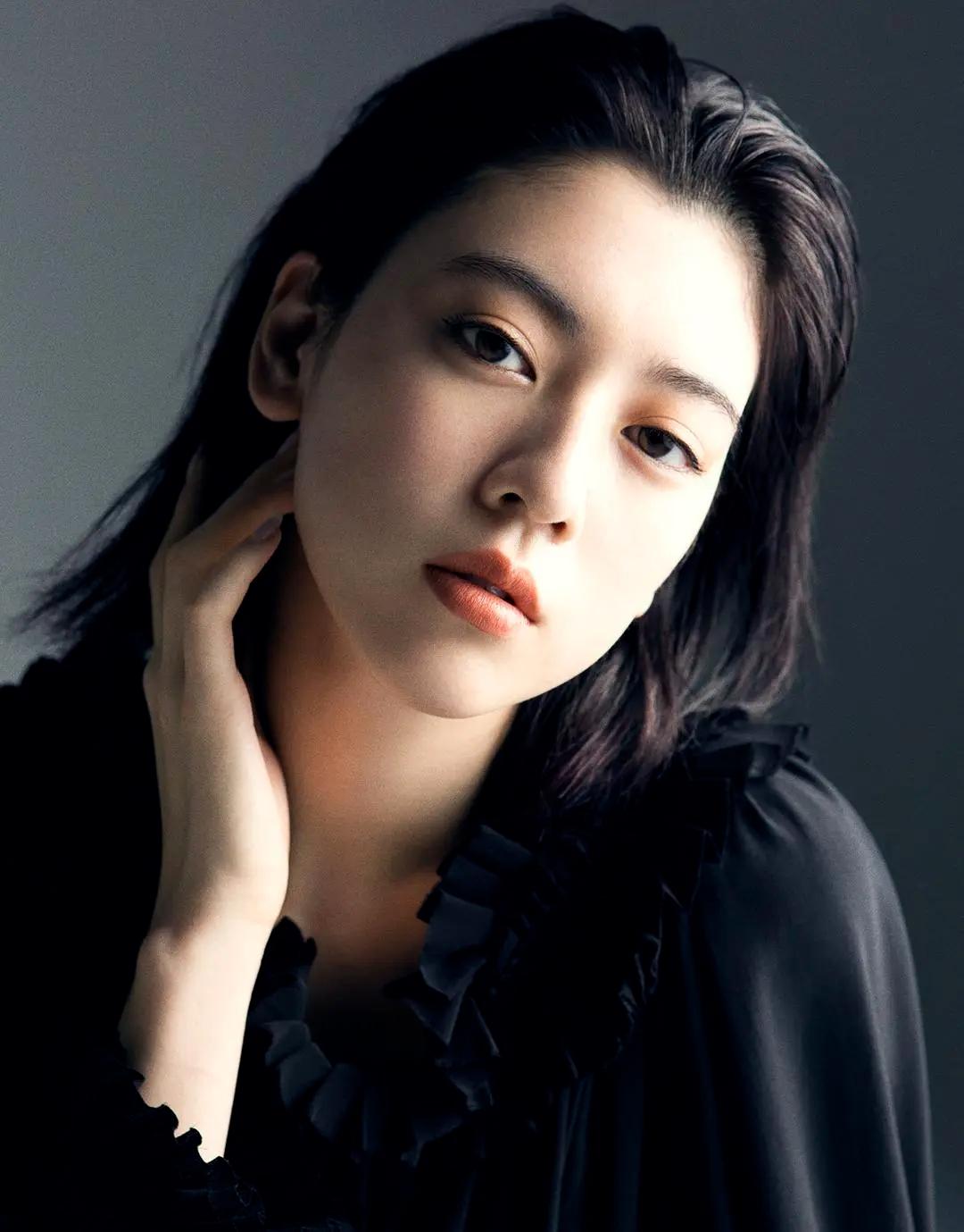 美丽的日本女星三吉彩花，完美的容颜，顶级身材，气质高雅端庄靓丽三吉彩烧 三吉黑花
