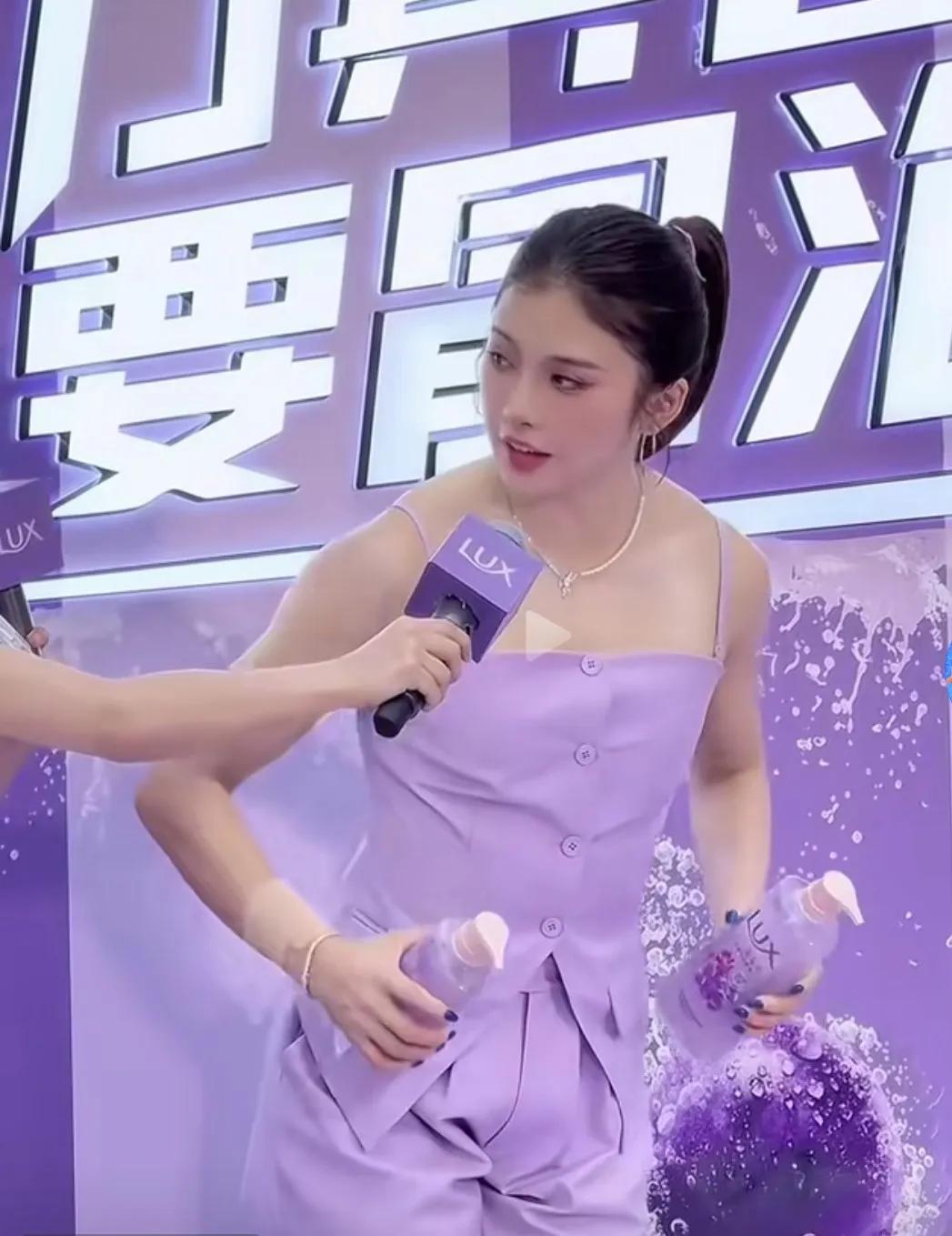 吴艳妮在上海为某企业做产品代言。