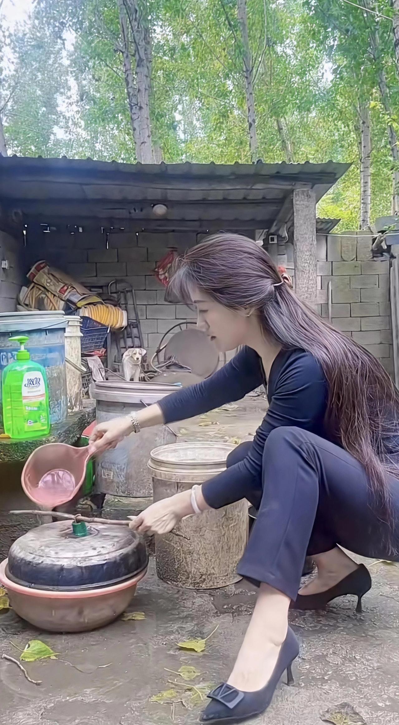 隔不几天就回来，
先搞卫生再买菜。
做上一顿可口饭，
…………………………
请你