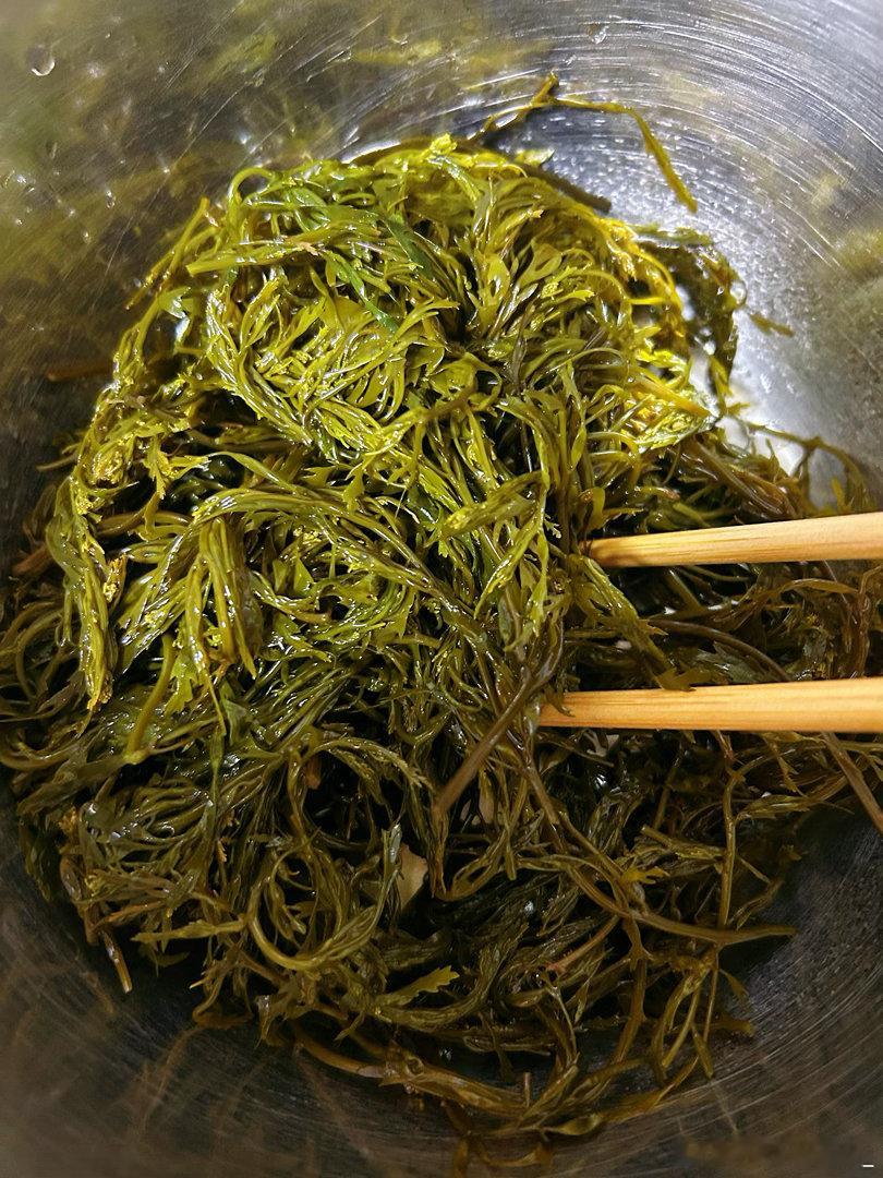 下班回来先冲了个澡。然后开始做饭。在网上学习了凉拌鞭炮笋和炒莲菜的做法。做的非常