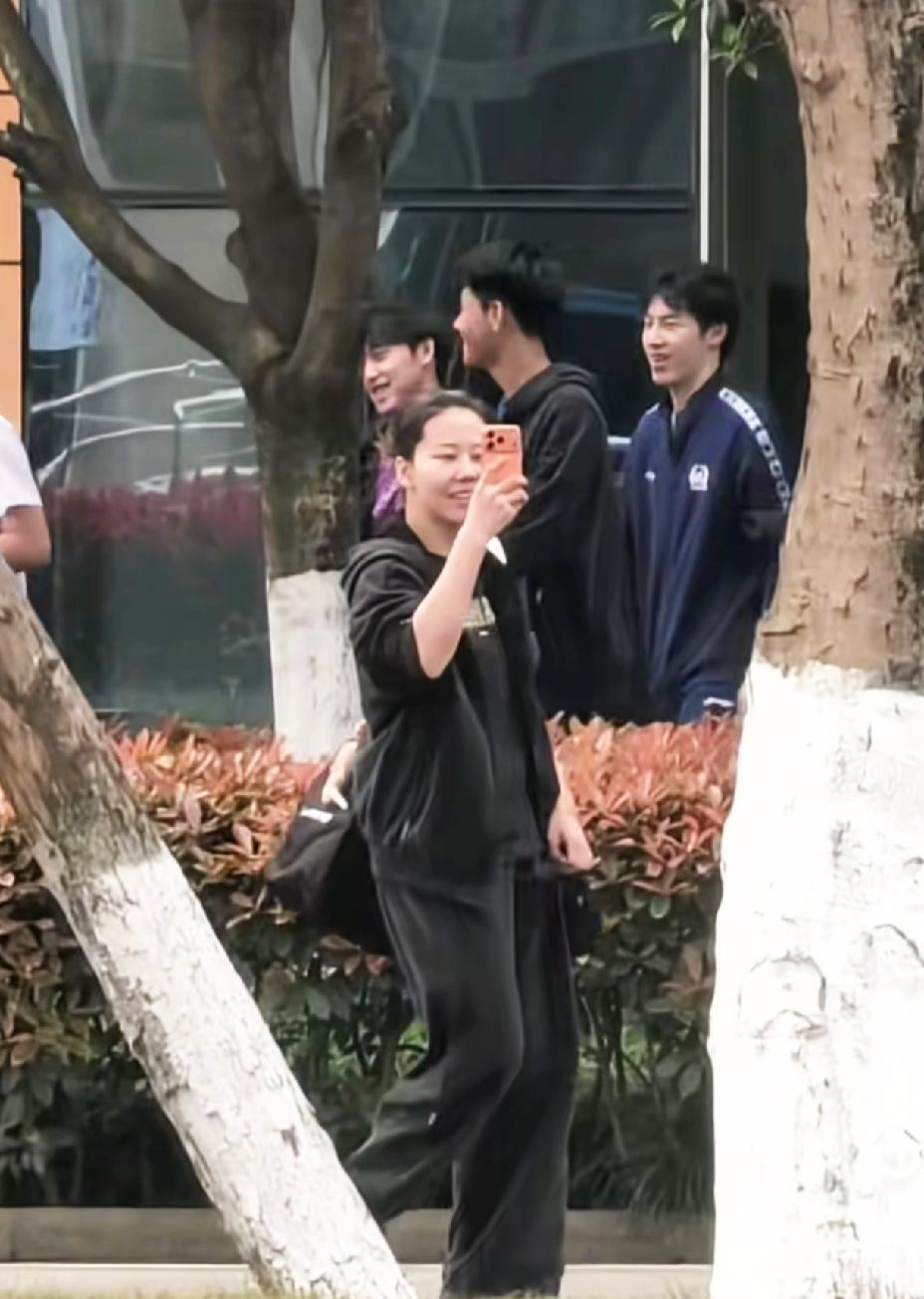 笑不活了，
大迪拍完佳佳拍，
佳佳拍完王皓拍，
王皓拍完同同拍，
同同拍完谁来拍