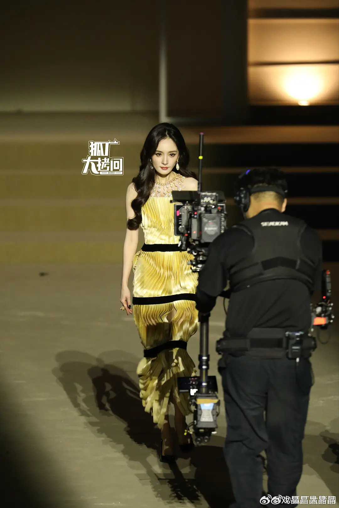 杨幂VOGUE造型杨幂的红毯造型好看，裙子像金色麦浪！ ​​​