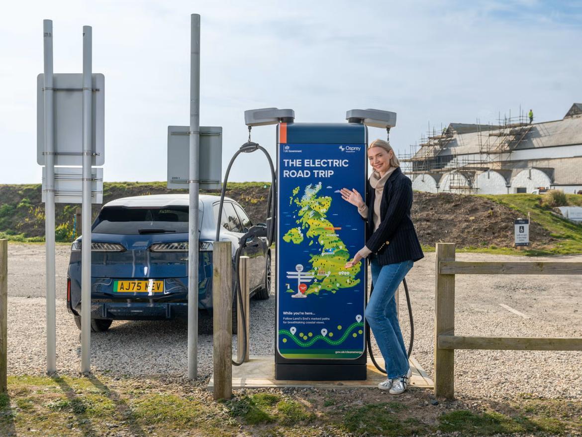 现在英国官方数据显示，公共充电桩已经超过11.6万个，而加油泵大约6万多个，充电