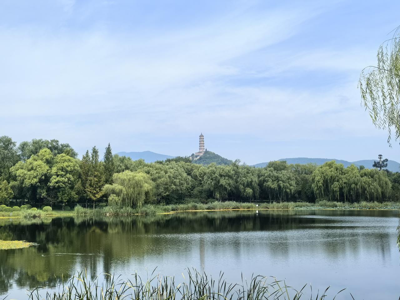 远眺玉泉山上玉峰塔