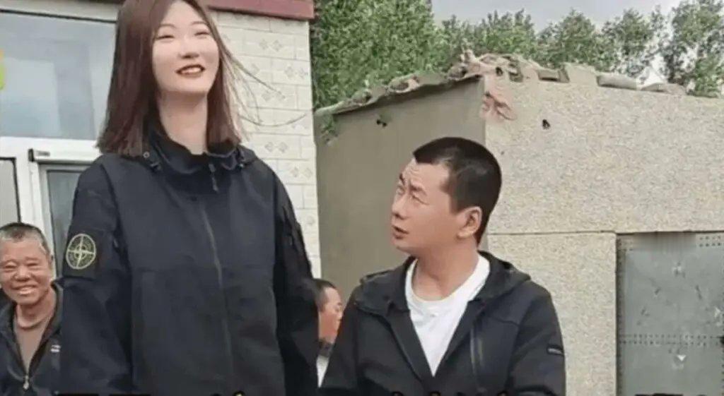身高226cm的“高个女孩小麦”，寻觅男友 ！
照片显示，小麦在户外比男性高出一