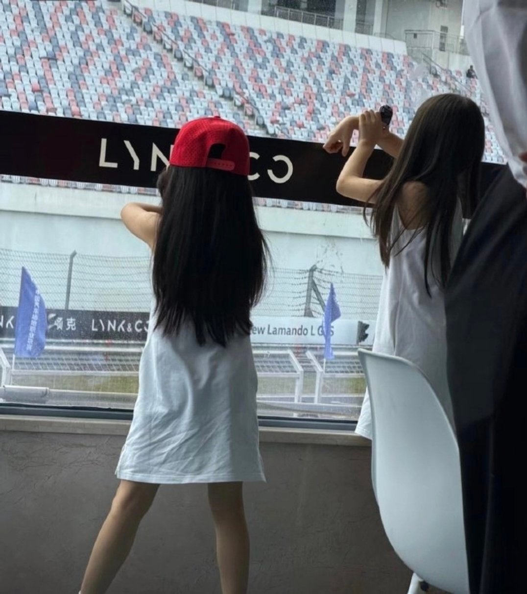 方媛带女儿们看郭富城赛车：“带着两个小粉丝到场给爸爸加油、助阵”日前，宁波TCR