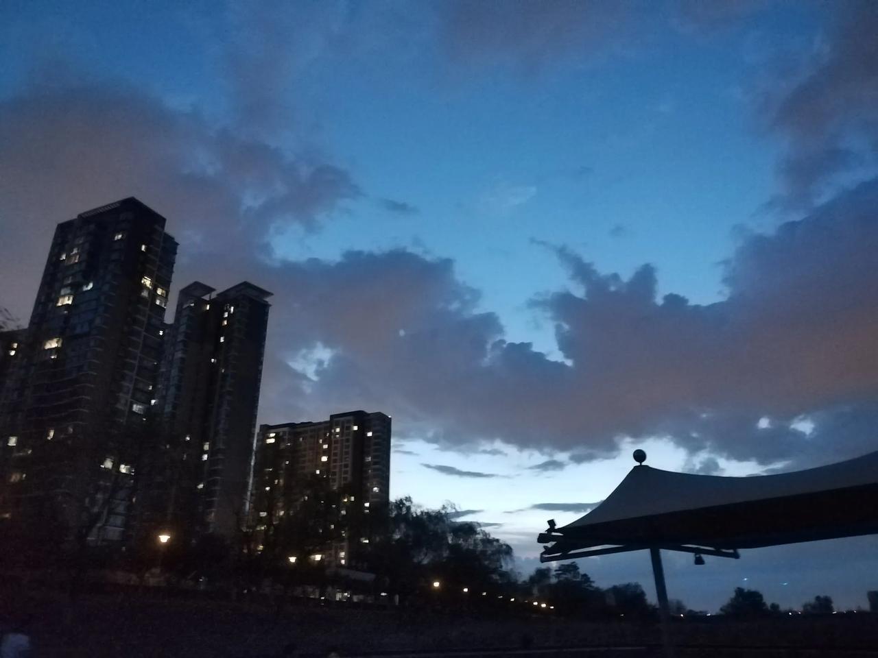 昨晚去超市竟然遇到多年没见的高中同学，我们以前关系挺好的，后来都出去上大学了，慢