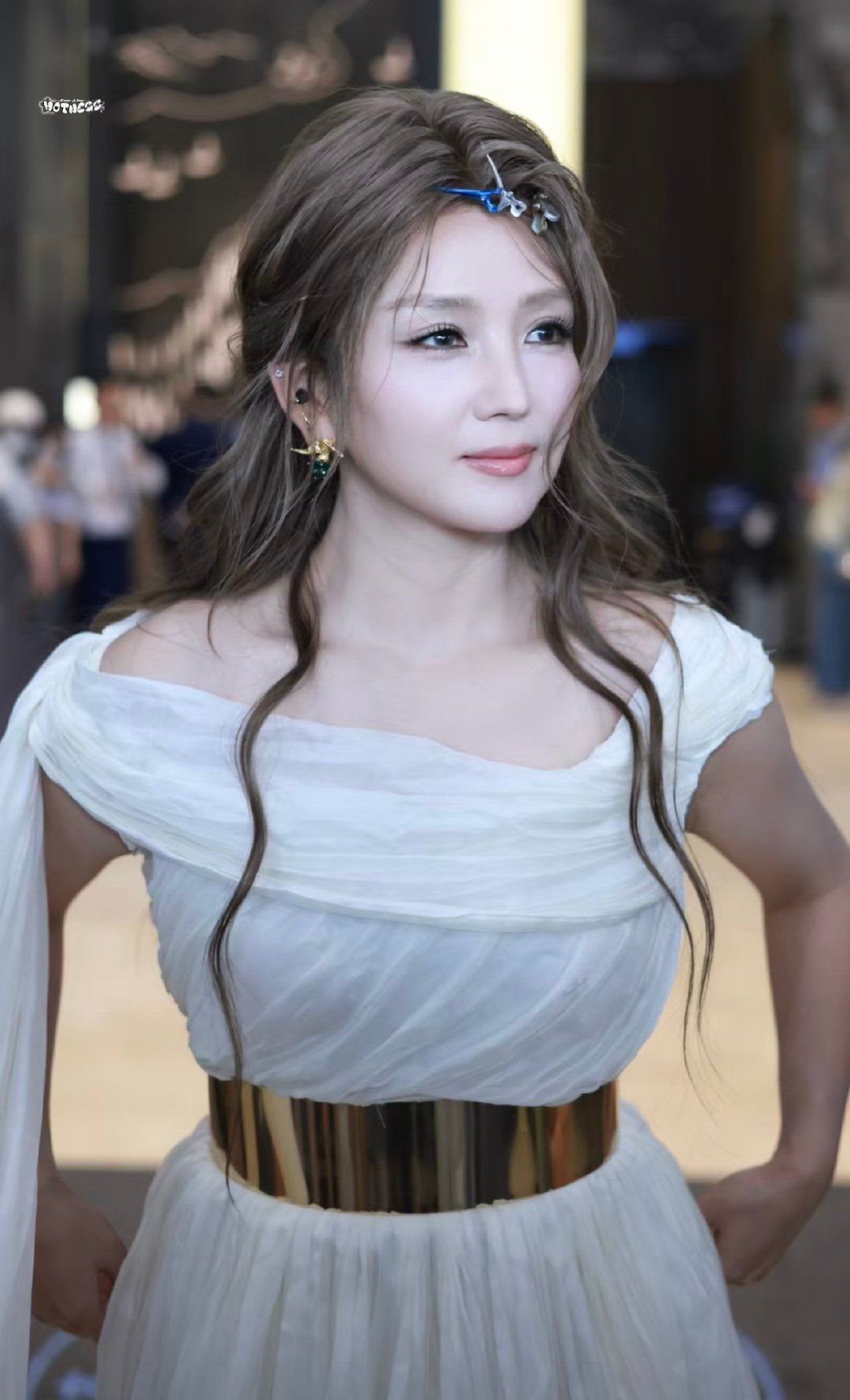 何洁现在养眼又悦耳何洁一开口直接沦陷，好看又会唱，安静演唱氛围温柔，过往皆翻篇，