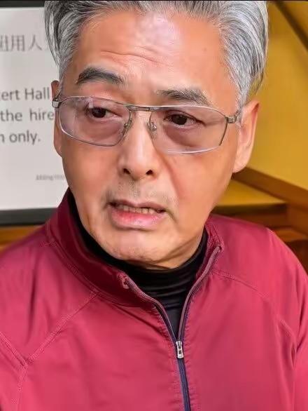 71岁的周润发如今满头白发，为了筹划慈善资金，卖房，依然当年的“许文强”！