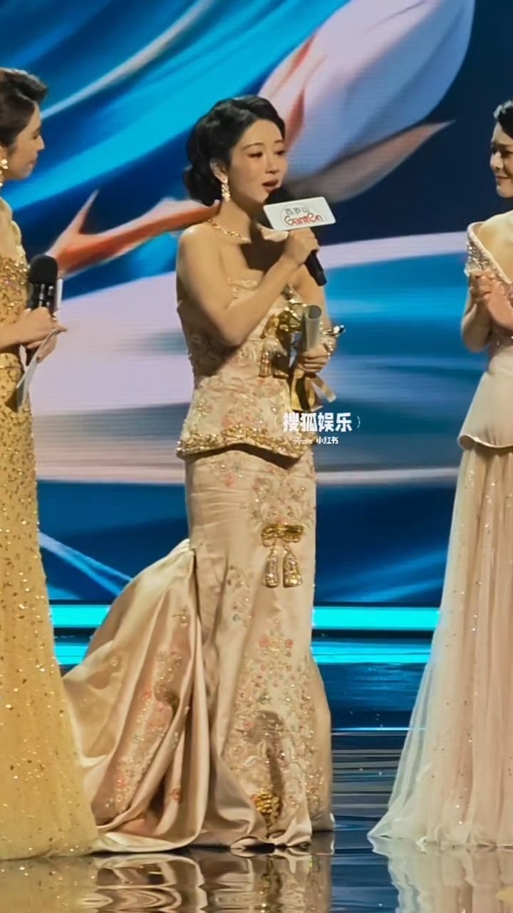 杨紫获白玉兰视后现场发言爆哭，并且含泪感谢导演。 