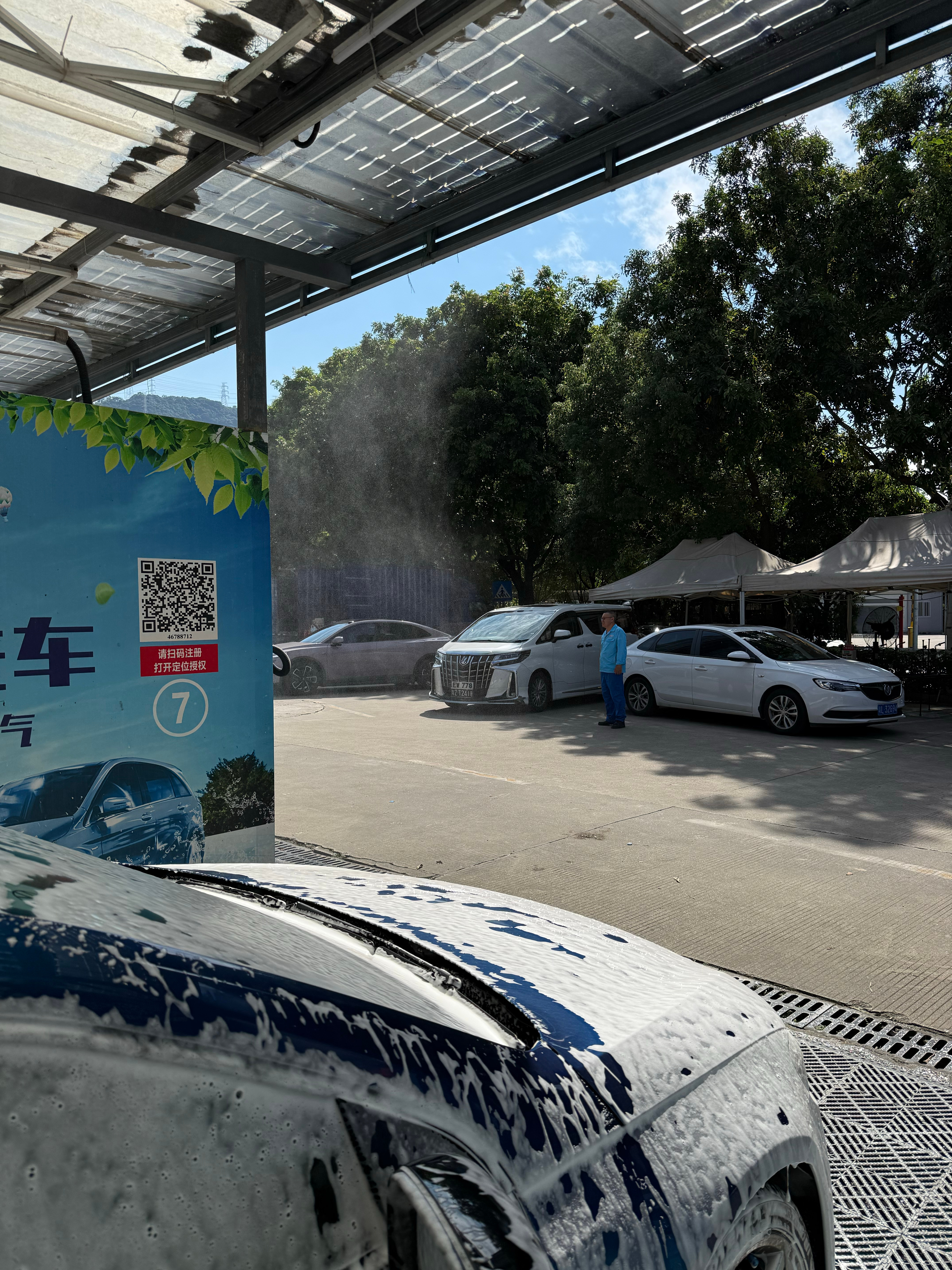 都不用上班吗[傻眼]排着队来自助洗车…  ​​​