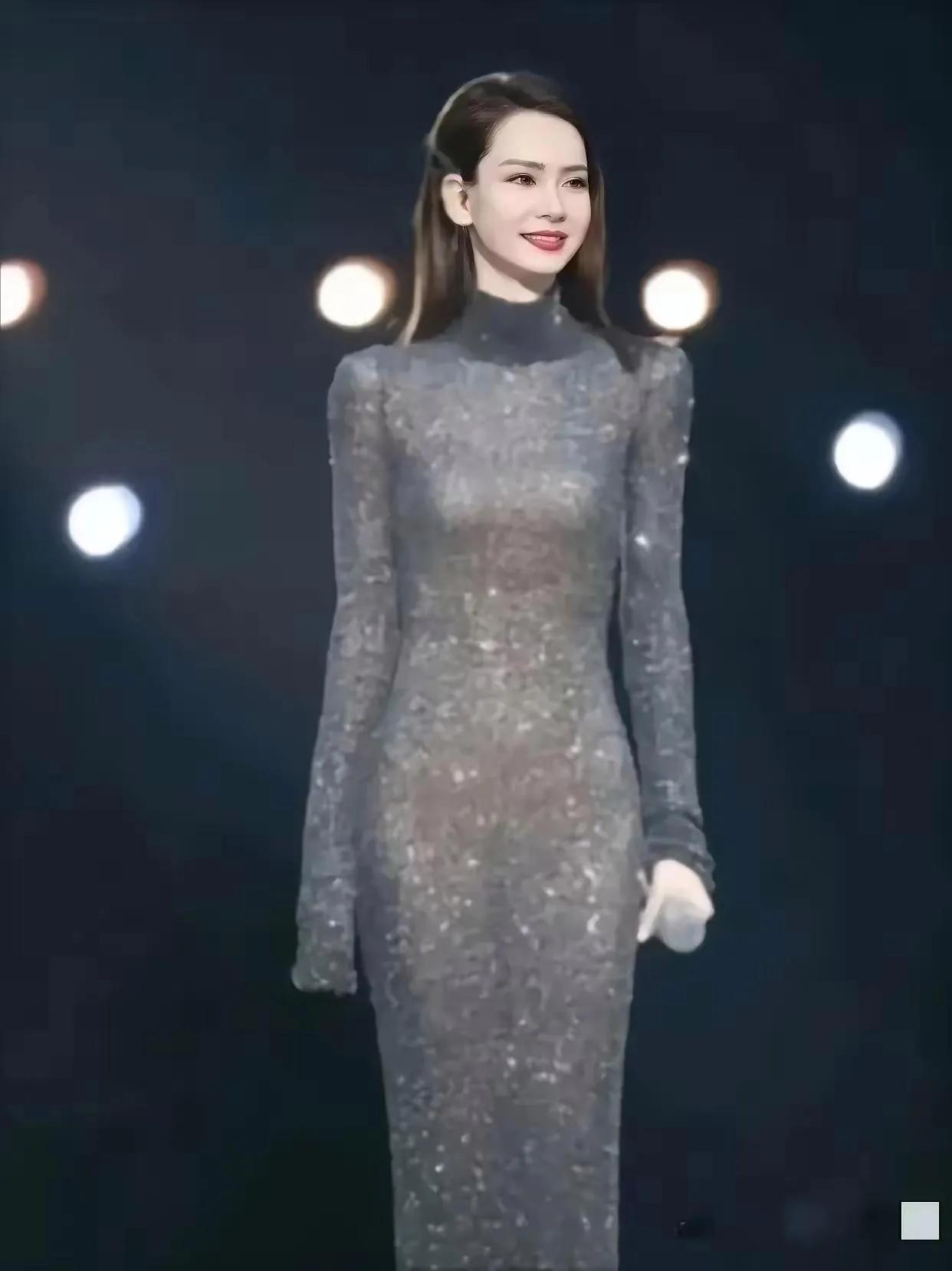 难怪女明星一个个都想瘦，为了穿漂亮裙子也是拼了，这样的裙子但凡有点赘肉都不敢穿出