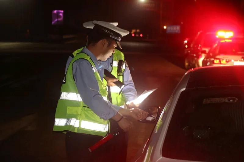 我的一个表外甥是一个政府单位的临时工，他当兵复员后就去交警队当了一名协警，编外人