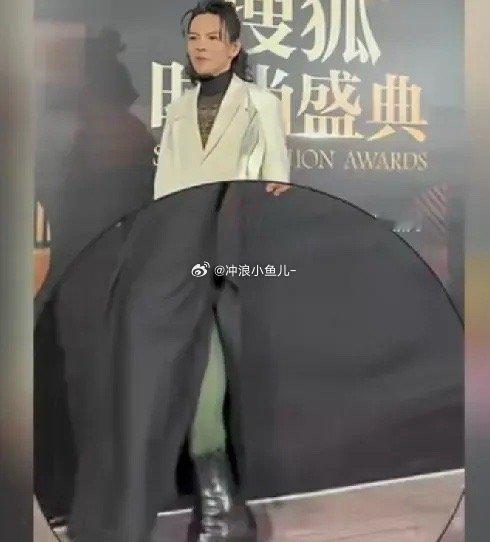 搜狐时尚盛典向佐的穿搭真的很迷啊！今天走红毯他穿着黑色开叉长裙，一走路居然露出了