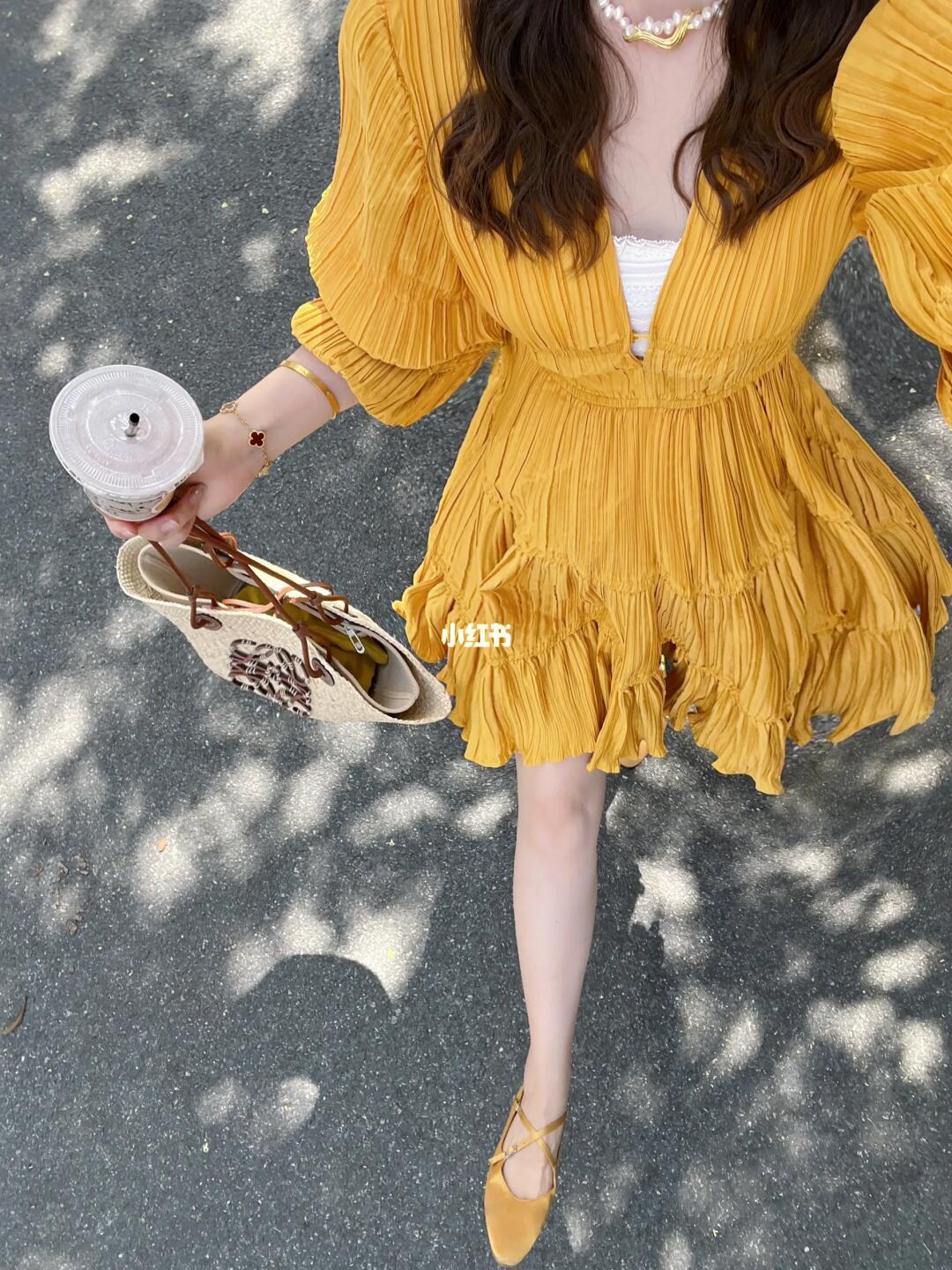 玫瑰女孩闪现🍊🌼这也太太太显白了叭～～