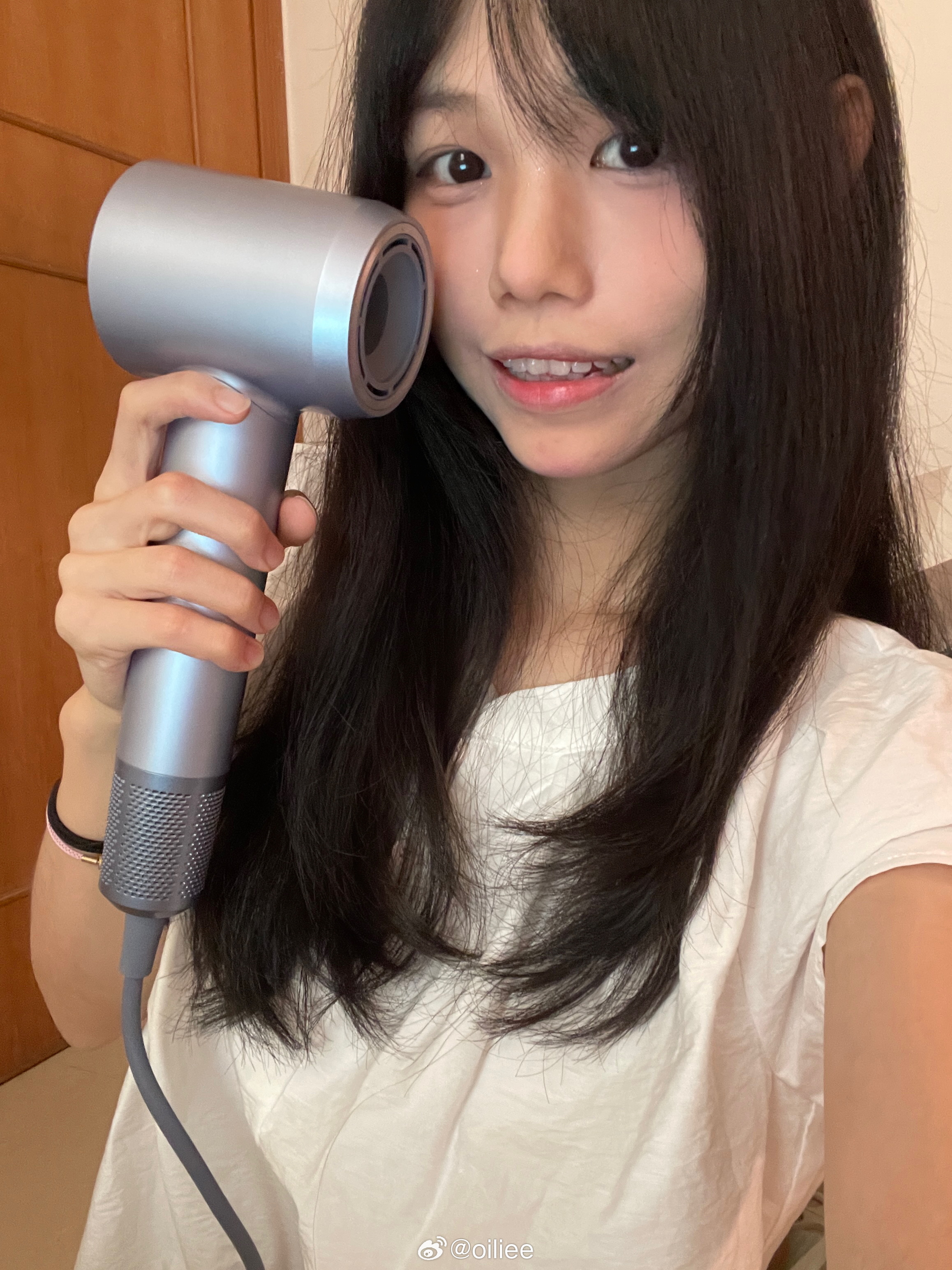 ( ̀⌄ ́)新换了吹风机就这样!现在吹头发干得很快!听两首歌就吹好了~柔柔顺顺
