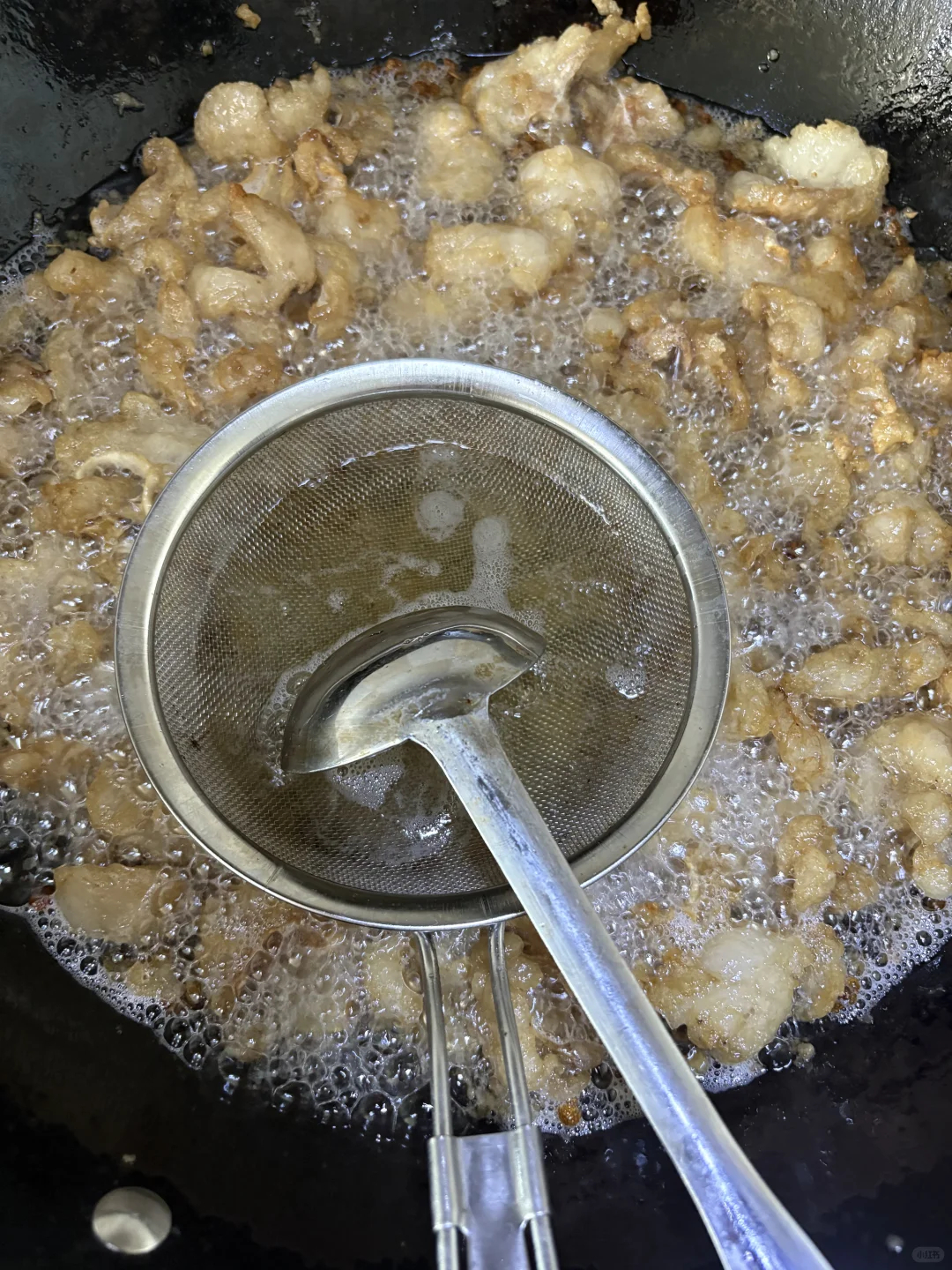 熬猪油中途出了趟门回来厨房大变样不用炒水 也不加水一起熬1：猪板油买回家 温水洗