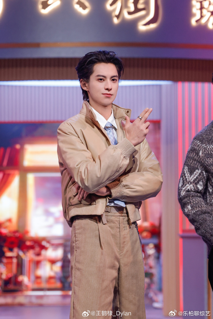 王鹤棣卡其色look王鹤棣卡其色look好萌啊，在hi6简直就是酷哥萌物来的王鹤