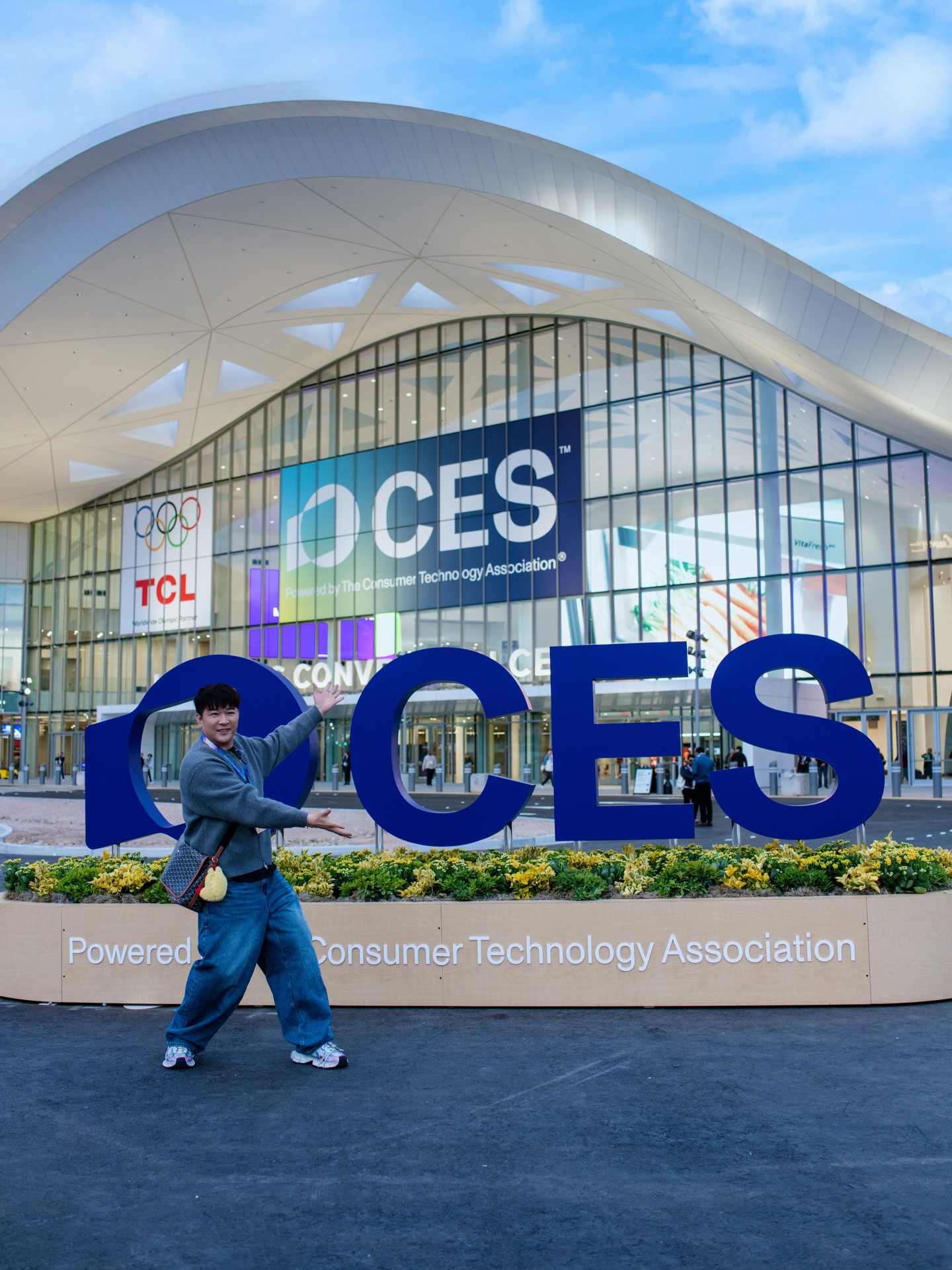 “CB百蓝_。260107申东熙 IG更新：2026 CES 好好地参观过了!!