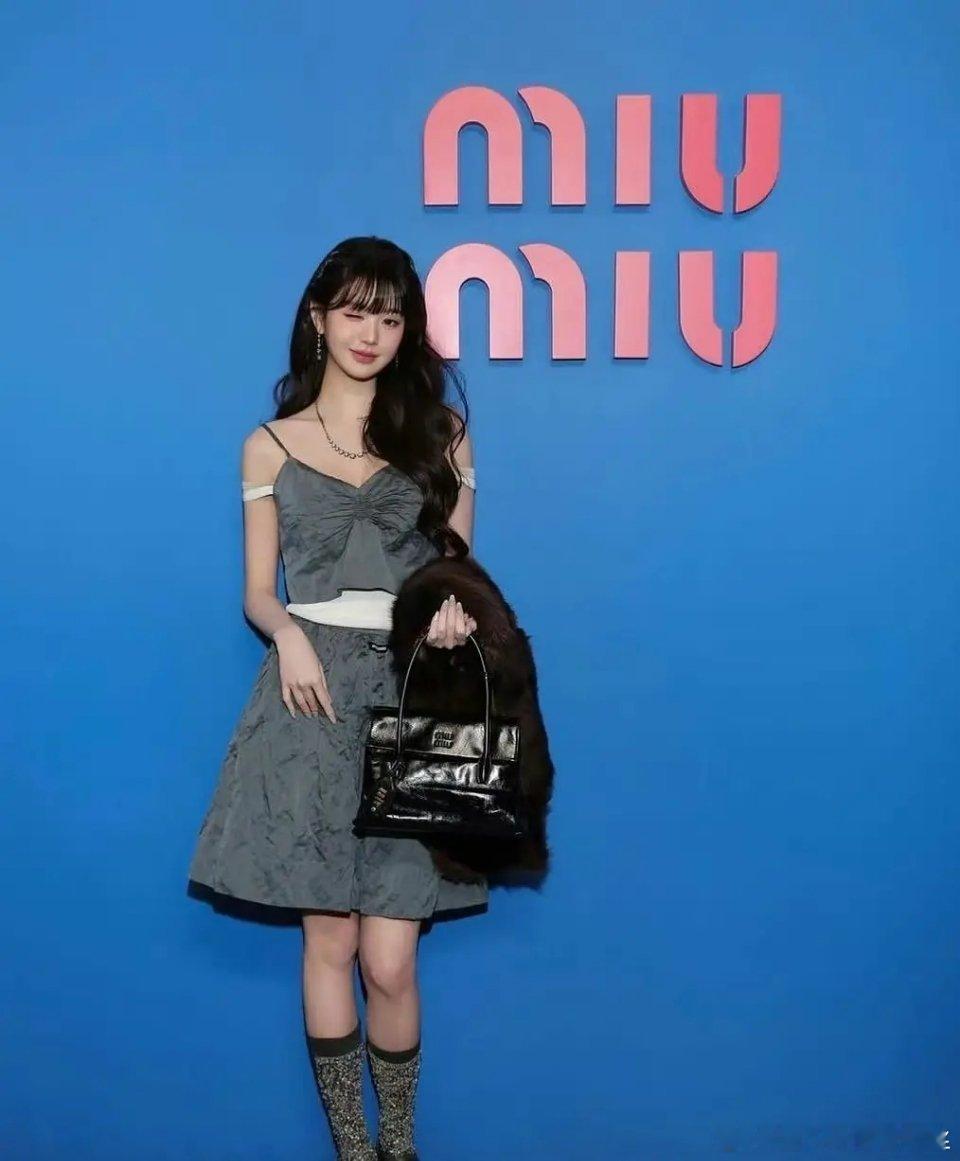 很好看 我miumiu都是被她穿的种草的 麦那个我真的 觉得被陷害的程度 