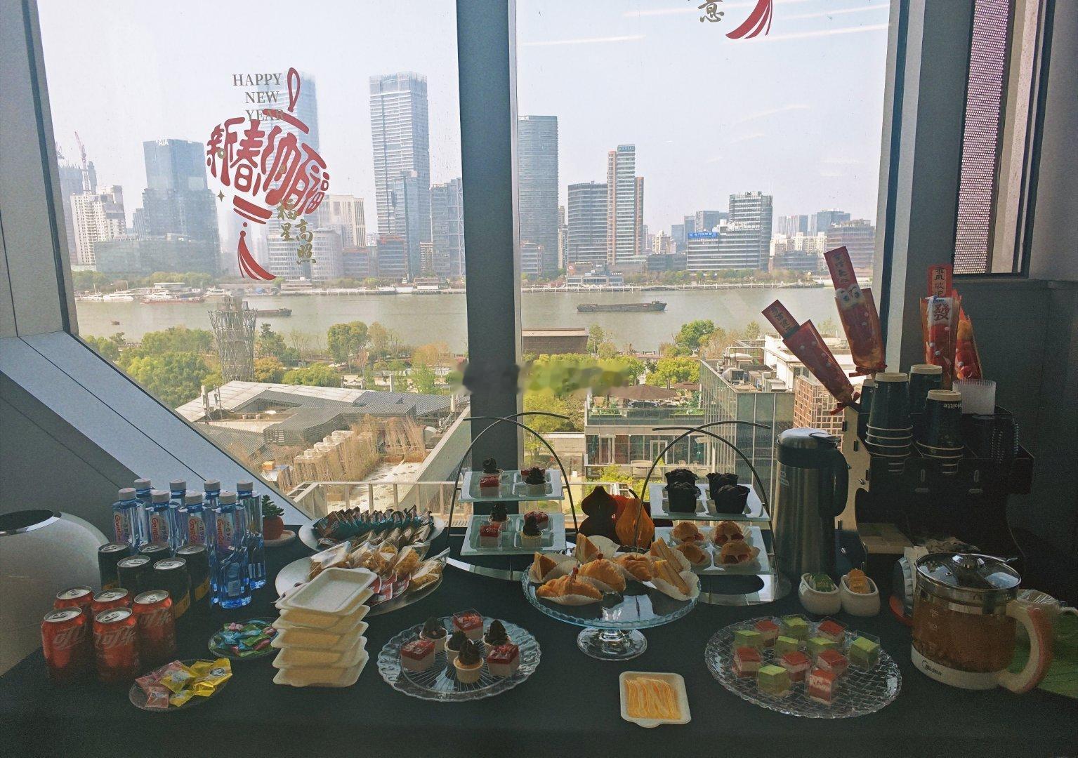 也是代表我们这在陆家嘴开专家研讨会了，窗外就是外滩和东方明珠！（不暴露隐私就不多