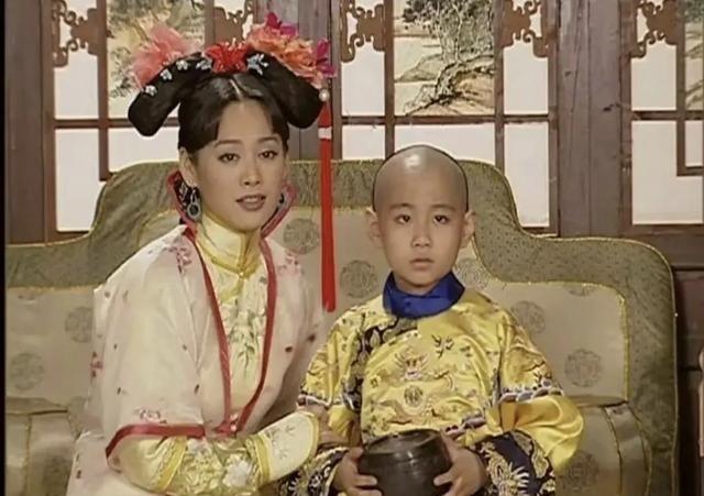 1638年，孝庄照例去给姑姑哲哲请安。突然，身边侍女惊呼：“庄妃，小心有火！” 