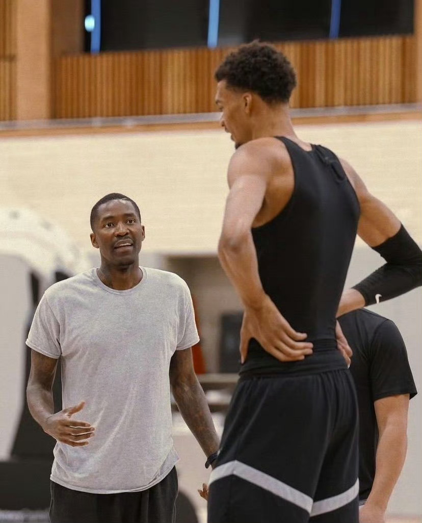 记者问克劳福德：“你教了文班亚马什么？他现在打得就像一个7英尺5英寸的你。”克劳