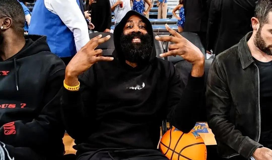 快船输球后，更衣室讨论的不是防守，而是一个没上场的人。
哈登轮休那晚，全队撞上失